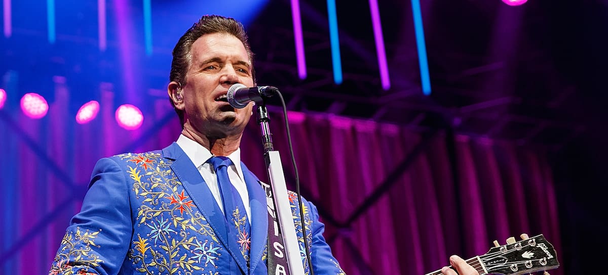 Chris Isaak durante un concierto en Vancouver, Canadá, en 2016.