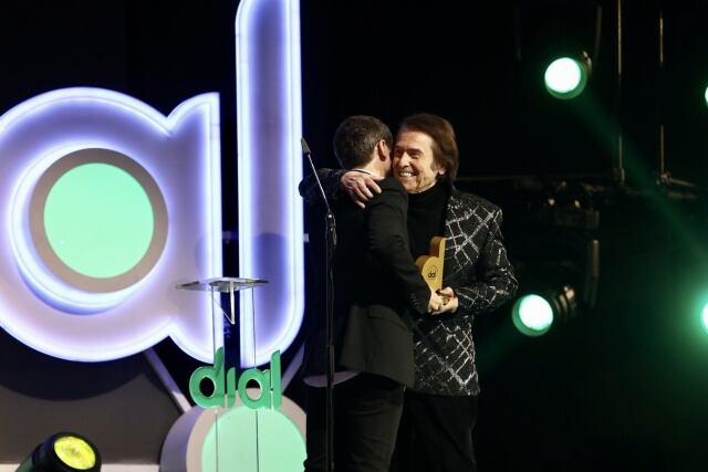 Raphael junto a su hijo Manuel Martos recogiendo el Premio a la Trayectoria