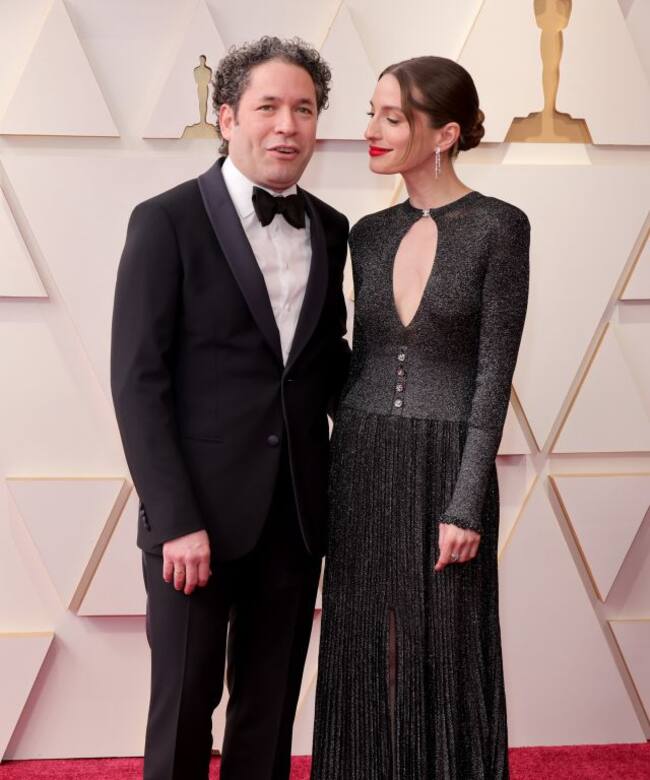 Gustavo Dudamel y María Valverde en los Premios Oscar 2022.