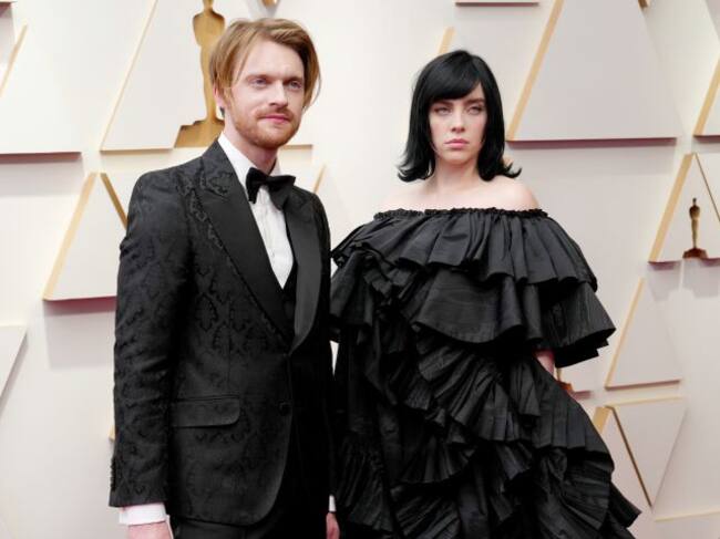 Billie Eilish y Finneas O'Conell, hermanos en los Premios Oscar 2022.