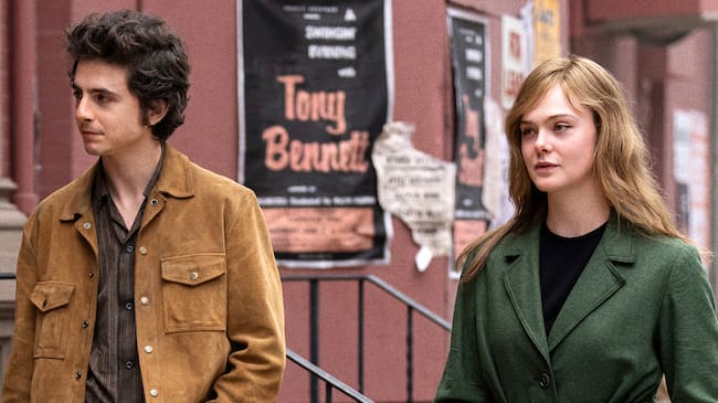 Timothée Chalamet y Elle Fanning como Bob Dylan y Sylvie Russo en ' A Complete Unknown'. / Searchlight Pictures