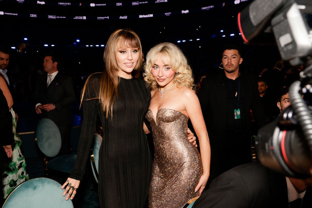 Miley Cyrus y Sabrina Carpenter en los Grammy 2025