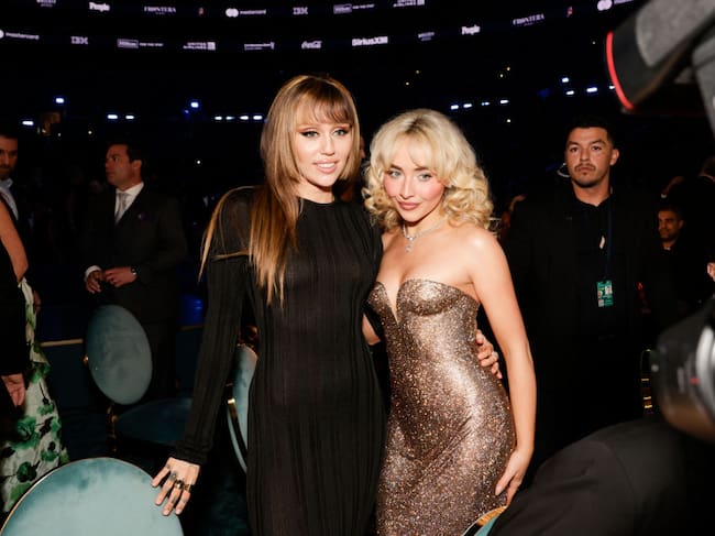 Miley Cyrus y Sabrina Carpenter en los Grammy 2025