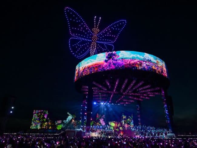 Los drones luminosos crearon formas en el cielo de la noche londinense.