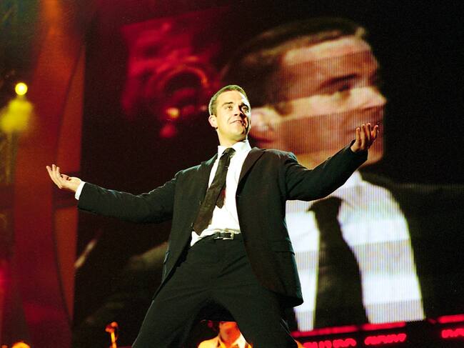 Una foto de Robbie Williams en el 2000