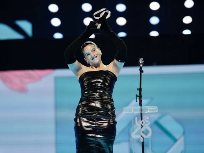 Rosalía recibe su premio.