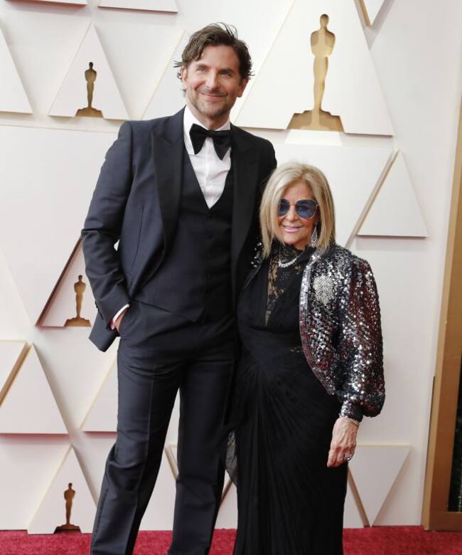 Bradley Cooper y su madre, Gloria Campano, en los Premios Oscar 2022.