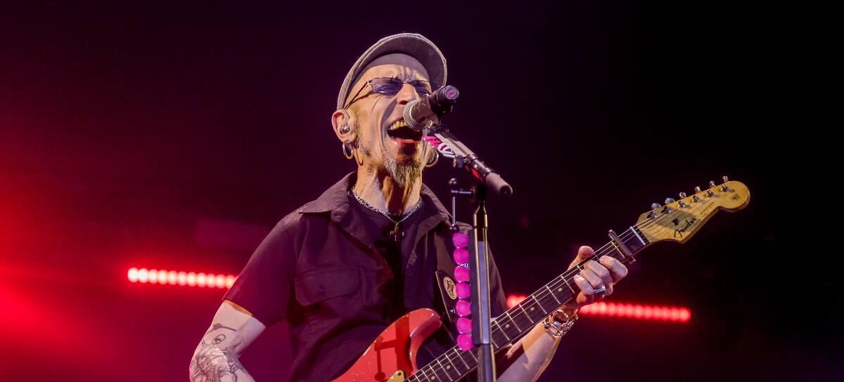 Fito Cabrales durante un concierto.
