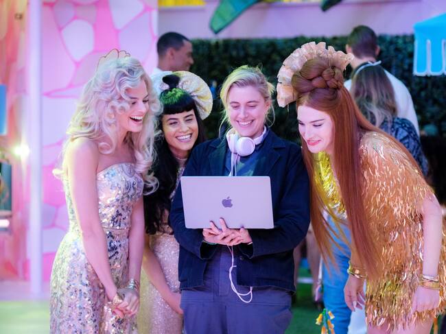 Greta Gerwig y sus 'Barbies' en el set de la pelicula.